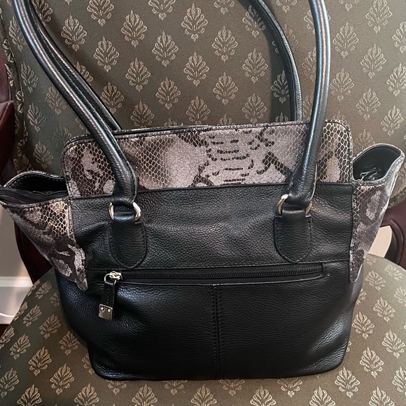 Buxton Black and Gray Shoulder Bag with Elegant Design - Picture 2 of 8